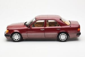 Mercedes 500E W124 Rood Metallic Dealer Editie Norev 1:18 B66040699 Metaal — afbeelding 4 van 8