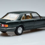 Mercedes 560 SEL W126 Donkergroen Metallic Norev 1:18 - image 3 of 7