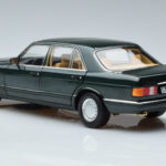 Mercedes 560 SEL W126 Donkergroen Metallic Norev 1:18 - image 6 of 7