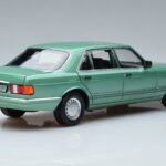 Mercedes 560 SEL W126 Lichtgroen Norev 1:18 - image 3 of 7