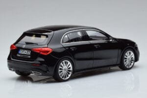 Mercedes A-Class W177 AMG Line Norev 1:18 183861 Metaal — afbeelding 3 van 7