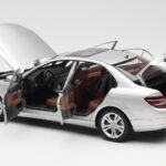 Mercedes C-Class W204 Avantgarde Zilver AUTOart 1:18 B66962368 - image 5 of 8