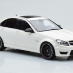Mercedes C63 AMG W204 Wit GT Spirit 1:18 - image 4 of 6