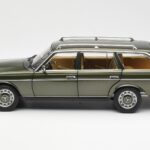 Mercedes 230T W123 T-Model Groen Metallic Norev 1:18 183730 - image 4 of 8