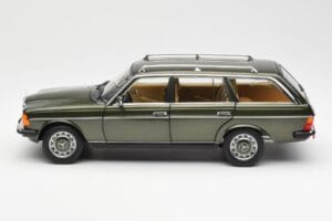 Mercedes 230T W123 T-Model Groen Metallic Norev 1:18 183730 Metaal — afbeelding 4 van 8