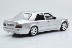Mercedes E500 W124 Zilver Otto 1:18 OT623 Hars — afbeelding 2 van 6