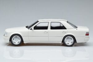 Mercedes E60 AMG W124 Wit Otto 1:18 B66040640 Hars — afbeelding 3 van 6