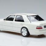 Mercedes E60 AMG W124 Wit Otto 1:18 - image 5 of 6