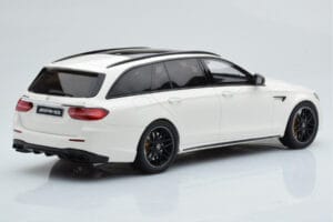 Mercedes AMG E63 S S213 T-Model Wit GT Spirit 1:18 GT795 Hars — afbeelding 2 van 6