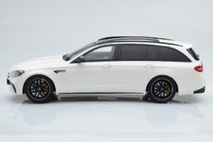 Mercedes AMG E63 S S213 T-Model Wit GT Spirit 1:18 GT795 Hars — afbeelding 3 van 6