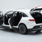 Mercedes EQC 400 Diamond Wit NZG 1:18 - image 5 of 8