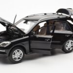 Mercedes M-Class W166 Obsidian Zwart Metallic Minichamps 1:18 B66960063 - image 2 of 8