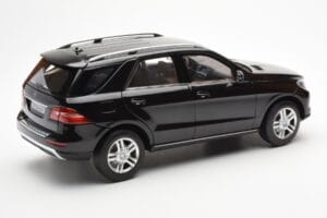 Mercedes M-Class W166 Obsidian Zwart Metallic Minichamps 1:18 B66960063 Metaal — afbeelding 3 van 8