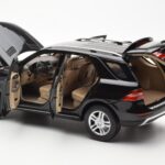 Mercedes M-Class W166 Obsidian Zwart Metallic Minichamps 1:18 B66960063 - image 5 of 8