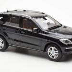 Mercedes M-Class W166 Obsidian Zwart Metallic Minichamps 1:18 B66960063 - image 6 of 8