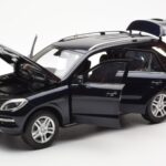 Mercedes M-Class W166 Tansanite Blauw Metallic Minichamps 1:18 B66960065 - image 2 of 8