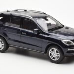 Mercedes M-Class W166 Tansanite Blauw Metallic Minichamps 1:18 B66960065 - image 6 of 8