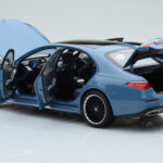 Mercedes S-Class W223 Vintage Blauw Norev 1:18 - image 4 of 7