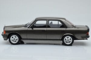 Mercedes W123 AMG 280 Grijs Otto 1:18 OT750 Hars — afbeelding 3 van 6