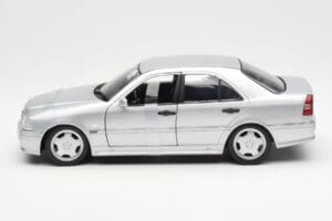 Mercedes C36 AMG W202 Zilver UT Models 1:18 180035000 Metaal — afbeelding 3 van 6