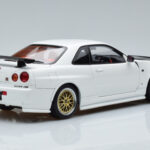 Nissan Skyline GT-R R34 Nismo Z-Tune Wit MotorHelix 1:18 - image 3 of 11
