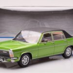 Opel Diplomat B Groen Metallic MCG 1:18 - image 6 of 6