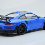 Porsche 911 GT2 RS 991.2 Weissach Package Blauw Zwarte Magnesium Velgen Minichamps 1:18 - image 2 of 6
