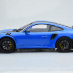 Porsche 911 GT2 RS 991.2 Weissach Package Blauw Zwarte Magnesium Velgen Minichamps 1:18 - image 3 of 6