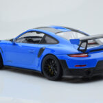 Porsche 911 GT2 RS 991.2 Weissach Package Blauw Zwarte Magnesium Velgen Minichamps 1:18 - image 5 of 6