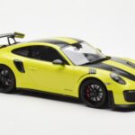Porsche 911 991.2 GT2 RS Lichtgroen Met Zwarte Magnesium Velgen Minichamps 1:18 - image 4 of 6
