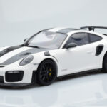 Porsche 911 GT2 RS 991.2 Weissach Package Wit Zwarte Magnesium Velgen Minichamps 1:18