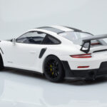 Porsche 911 GT2 RS 991.2 Weissach Package Wit Zwarte Magnesium Velgen Minichamps 1:18 - image 5 of 6