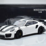Porsche 911 GT2 RS 991.2 Weissach Package Wit Zwarte Magnesium Velgen Minichamps 1:18 - image 6 of 6