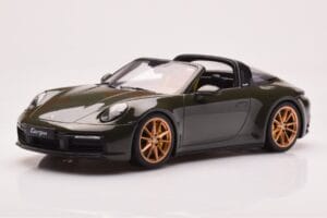 Porsche 911 992 Targa 4S Olijfgroen GT Spirit 1:18 GT438