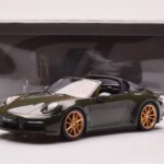Porsche 911 992 Targa 4S Olijfgroen GT Spirit 1:18 - image 6 of 6