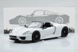 Porsche 918 Spyder Weissach Package Wit Met Zwarte Velgen Minichamps 1:18 113062443 Metaal — afbeelding 9 van 9