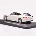 Porsche Panamera 970 Diesel Carrara Wit Minichamps 1:43 - image 3 of 4