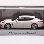 Porsche Panamera 970 Diesel Carrara Wit Minichamps 1:43 - image 4 of 4