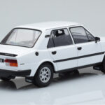 Skoda 130 L Wit IXO 1:18 - image 2 of 6