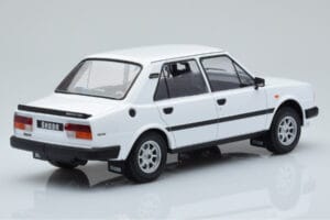 Skoda 130 L Wit IXO 1:18 18CMC158 Metaal — afbeelding 2 van 6