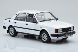 Skoda 130 L Wit IXO 1:18 18CMC158 Metaal — afbeelding 4 van 6