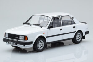 Skoda 130 L Wit IXO 1:18