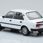 Skoda 130 L Wit IXO 1:18 - image 5 of 6