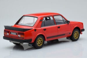 Skoda 130 LR Rood IXO 1:18 18CMC159 Metaal — afbeelding 2 van 6
