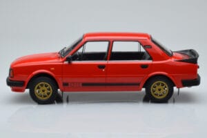 Skoda 130 LR Rood IXO 1:18 18CMC159 Metaal — afbeelding 3 van 6