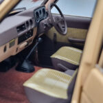 Toyota Land Cruiser 60 Beige Met Optionele Onderdelen Kyosho 1:18 - image 11 of 12