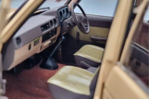 Toyota Land Cruiser 60 Beige Met Optionele Onderdelen Kyosho 1:18 08956XBE Metaal — afbeelding 11 van 12