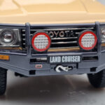 Toyota Land Cruiser 60 Beige Met Optionele Onderdelen Kyosho 1:18 - image 9 of 12