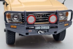 Toyota Land Cruiser 60 Beige Met Optionele Onderdelen Kyosho 1:18 08956XBE Metaal — afbeelding 9 van 12