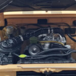 Toyota Land Cruiser 60 Beige Met Optionele Onderdelen Kyosho 1:18 - image 10 of 12